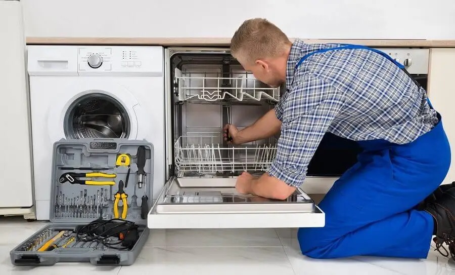 Kuşadası İmmergas servisi teknisyen ekibi beyaz eşya tamiri yaparken